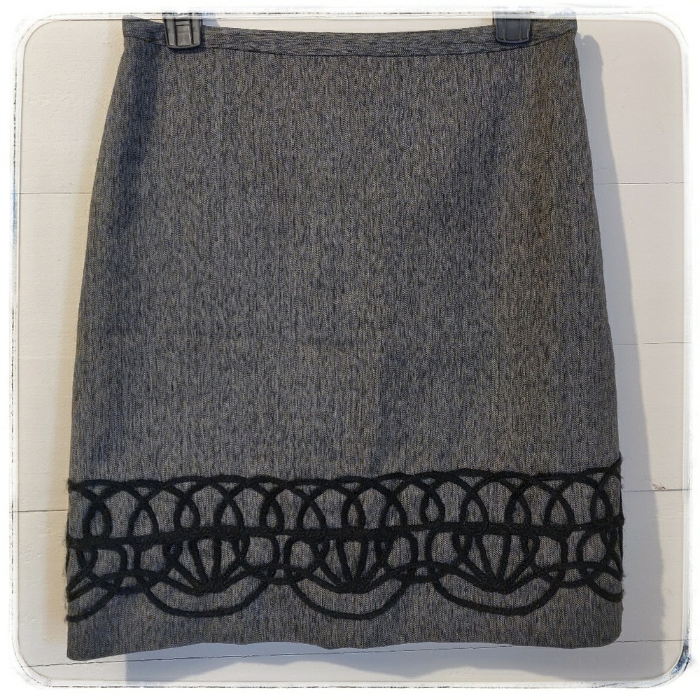 Size 4 Like New Ann Taylor Loft 20 in Skirt